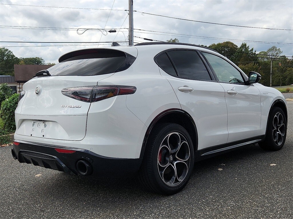 2024 Alfa Romeo Stelvio Ti photo 4