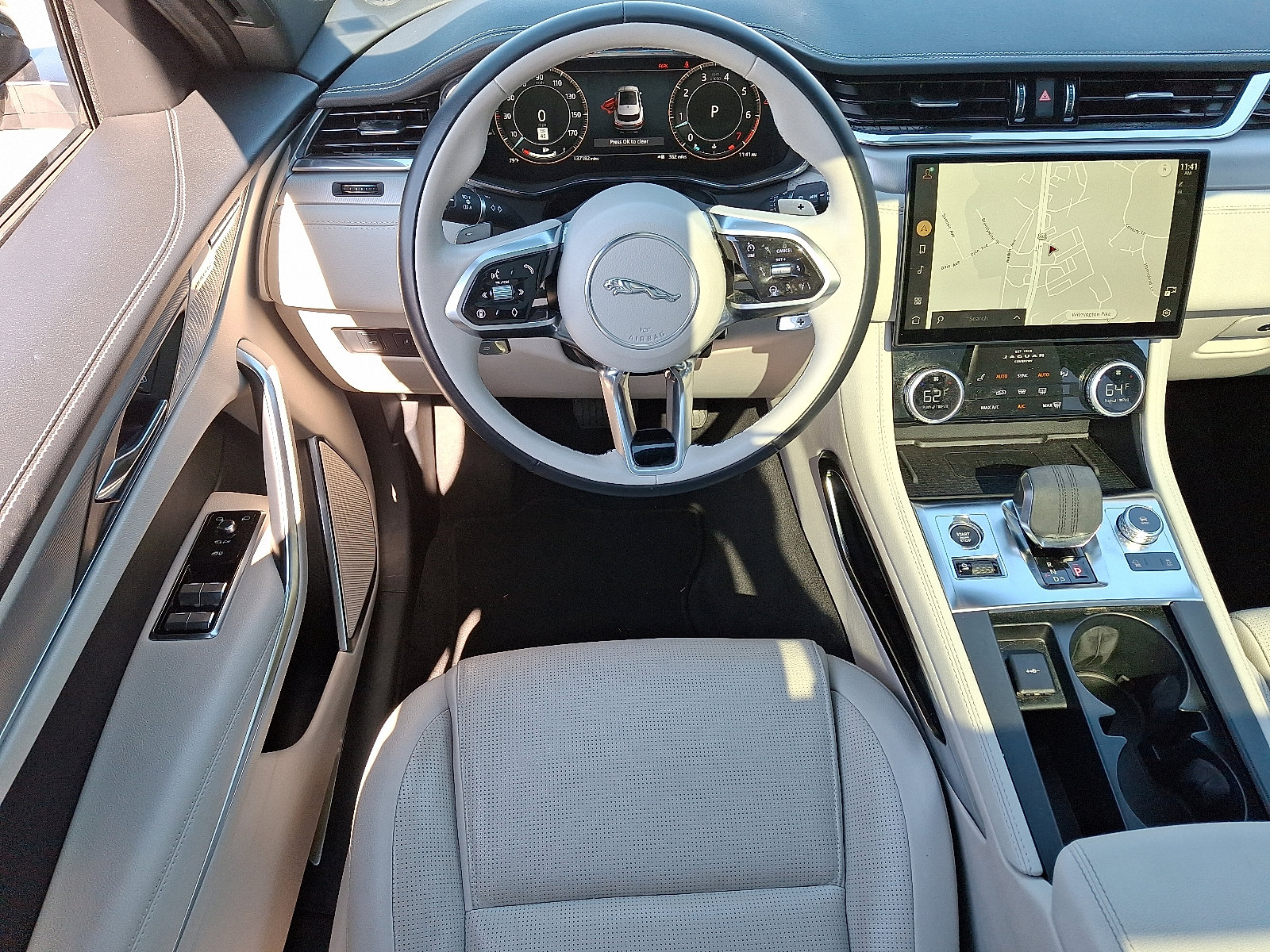 2025 Jaguar F-PACE R-Dynamic S - Photo 11