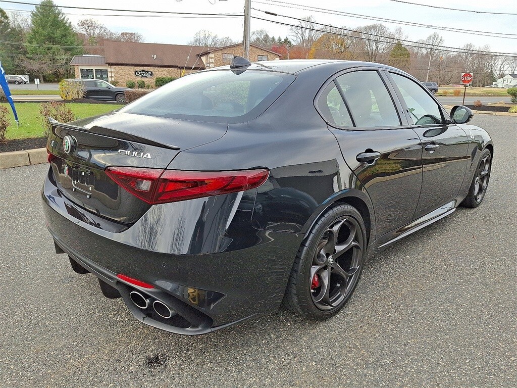 2023 Alfa Romeo Giulia Quadrifoglio photo 4