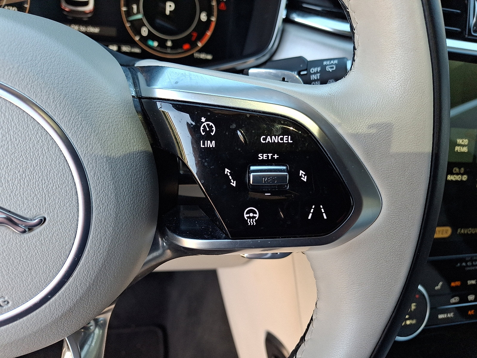 2025 Jaguar F-PACE R-Dynamic S - Photo 23