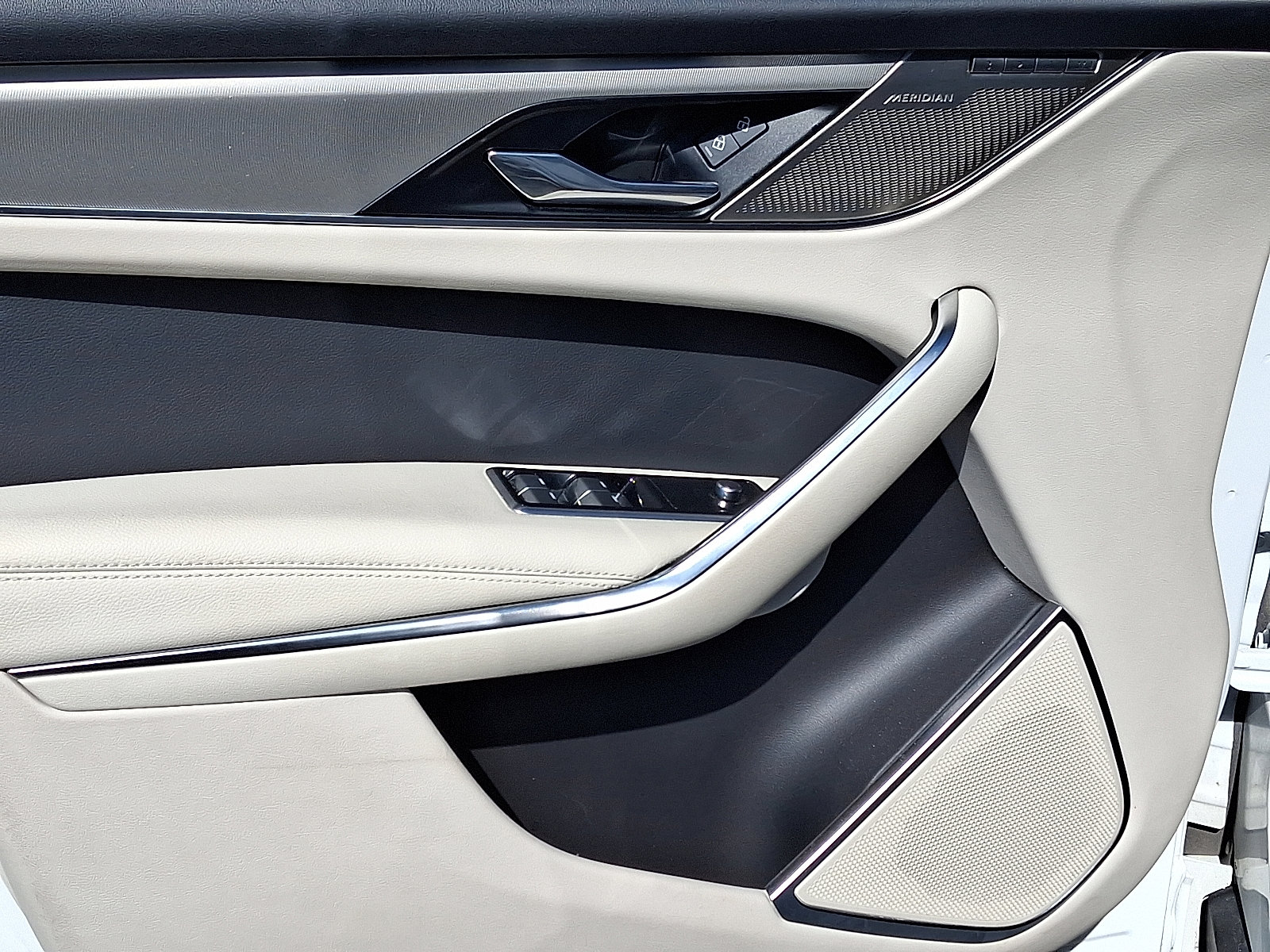 2025 Jaguar F-PACE R-Dynamic S - Photo 12