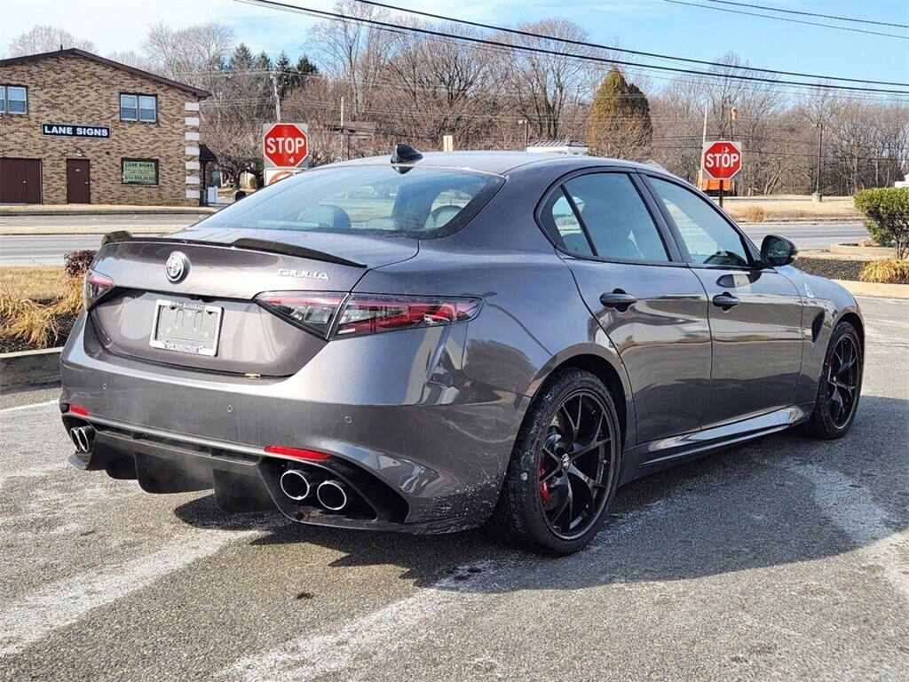 2024 Alfa Romeo Giulia Quadrifoglio photo 4