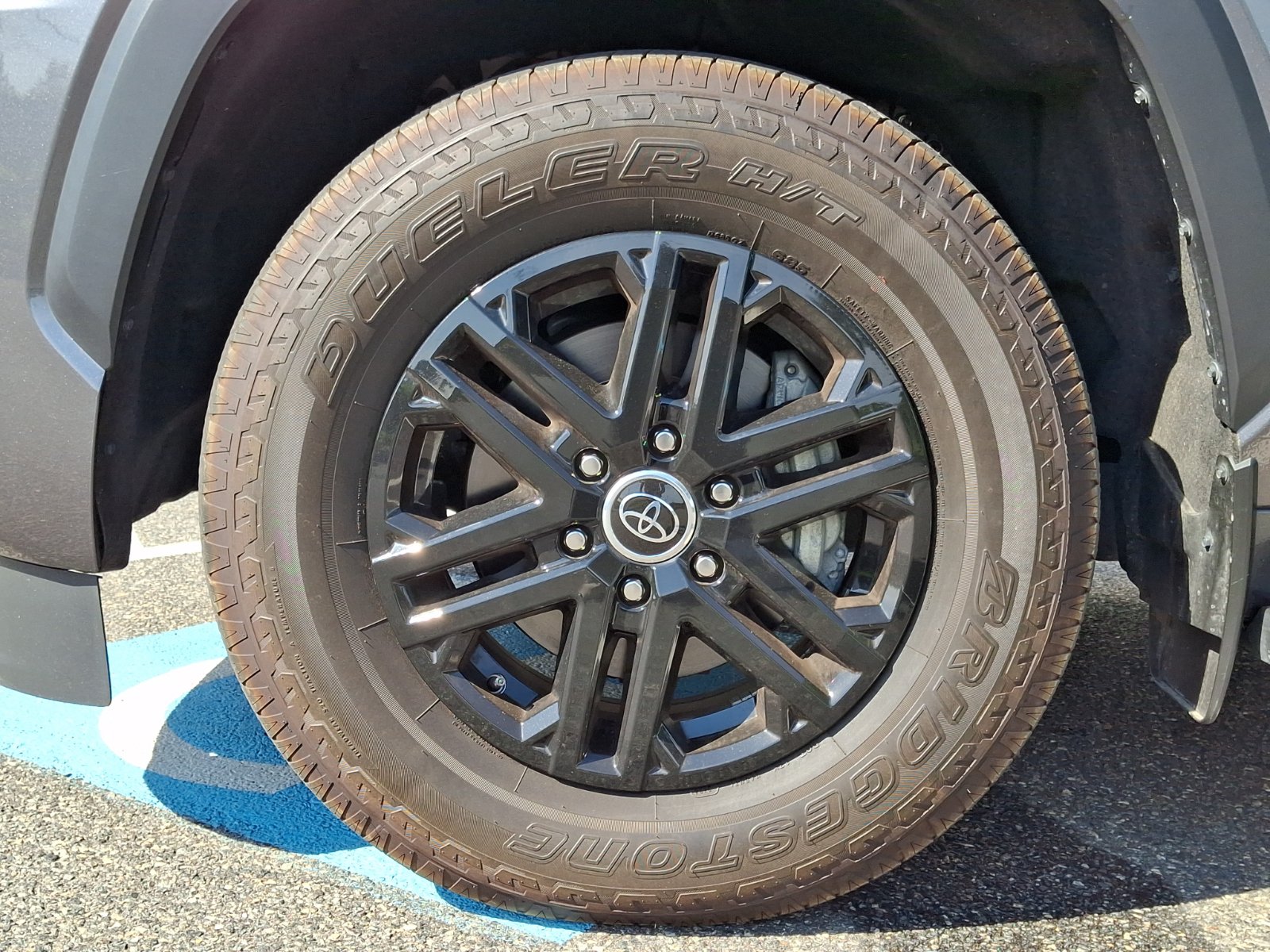 2024 Toyota Sequoia SR5 - Photo 8