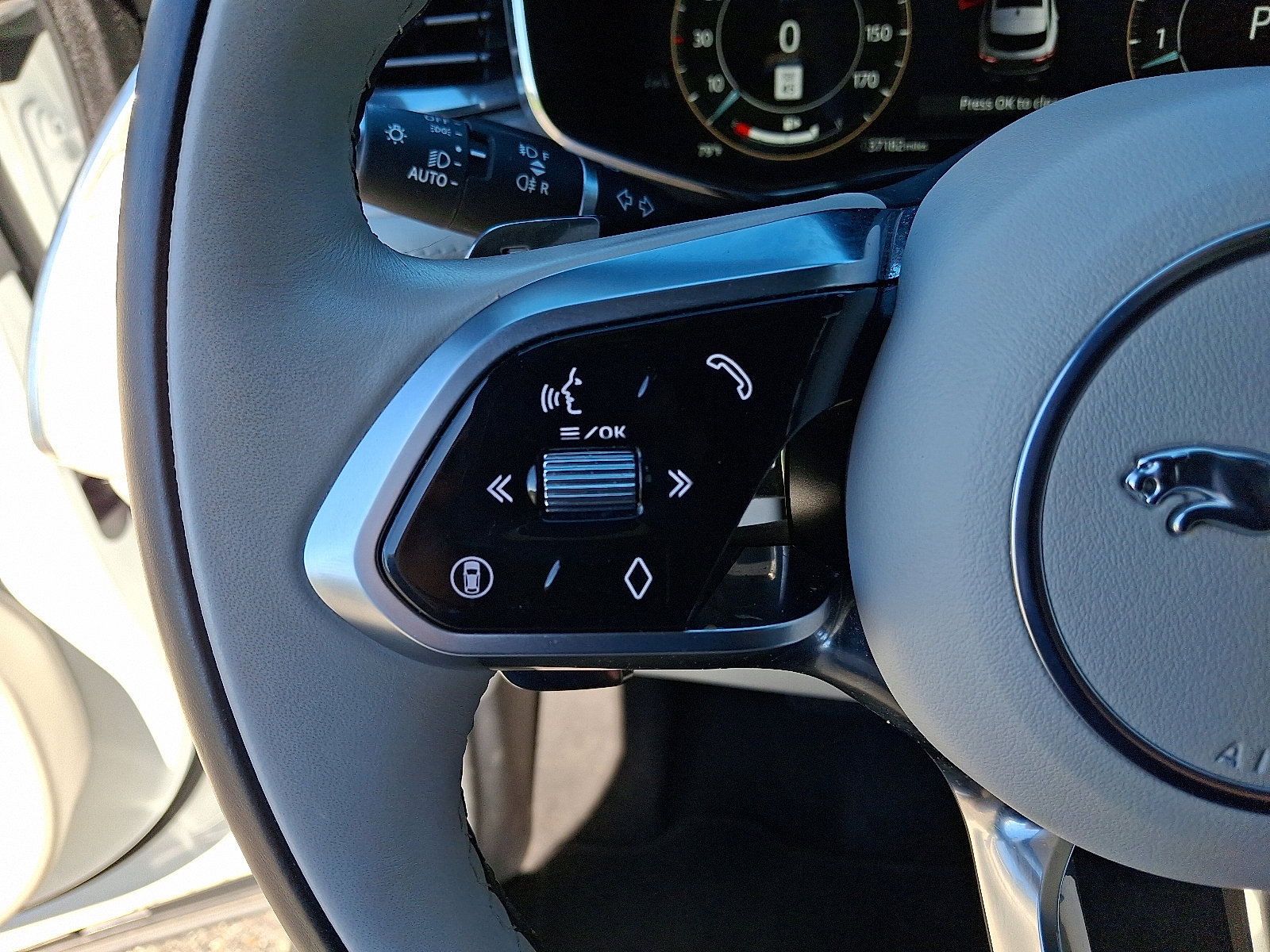 2025 Jaguar F-PACE R-Dynamic S - Photo 22