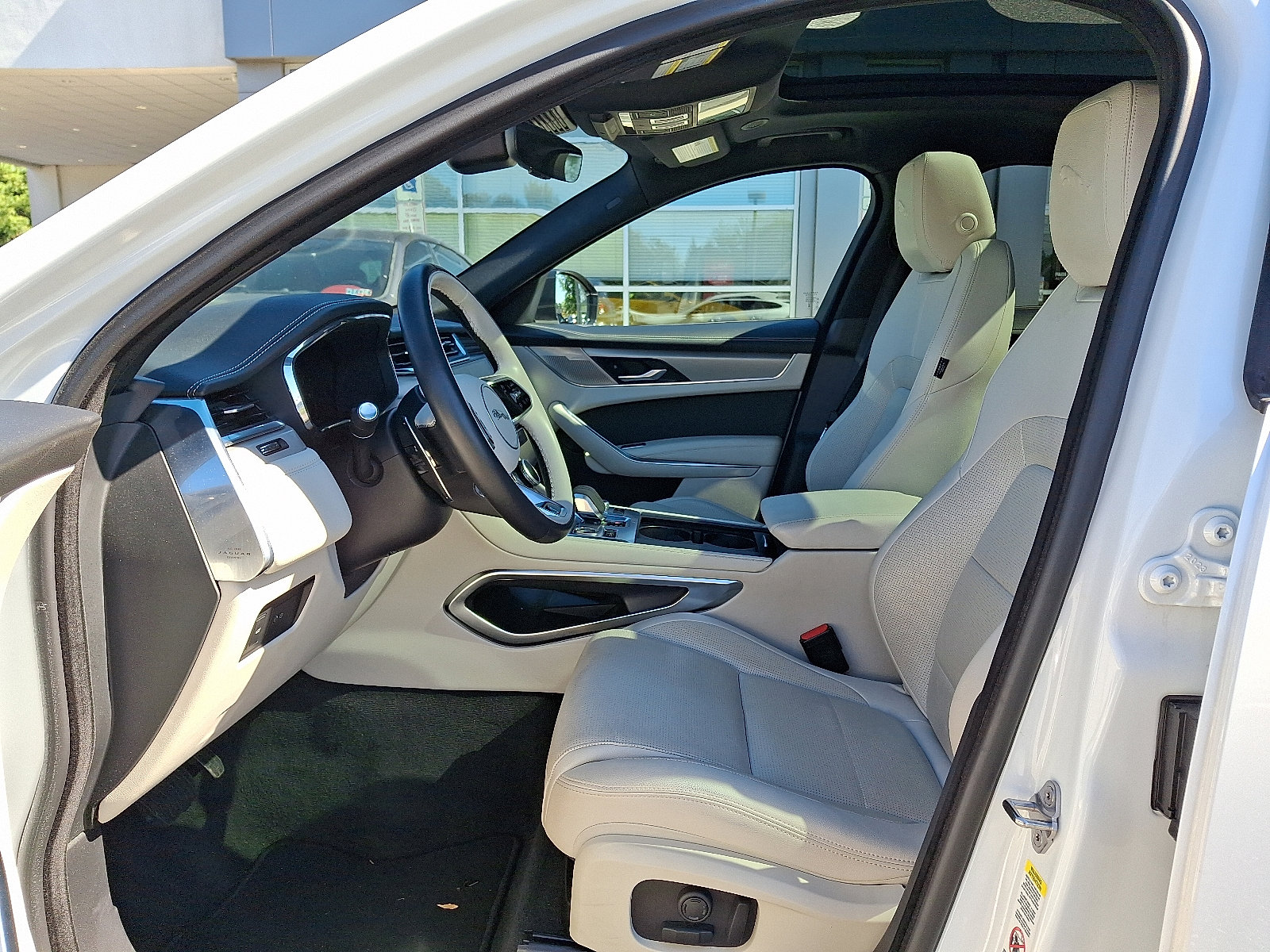 2025 Jaguar F-PACE R-Dynamic S - Photo 13