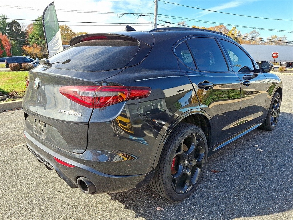2022 Alfa Romeo Stelvio Ti photo 4