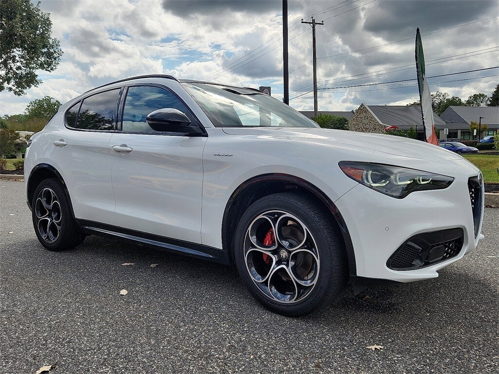 2024 Alfa Romeo Stelvio Ti photo 3