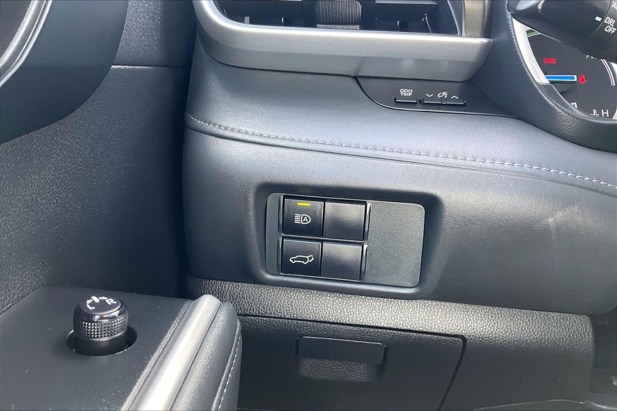 2022 Toyota Highlander Hybrid XLE — photo 1 of 24