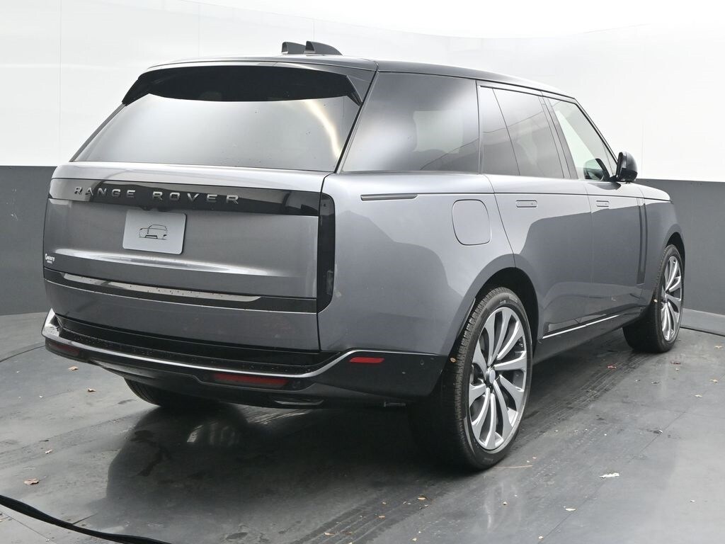 2025 Land Rover Range Rover SE photo 3
