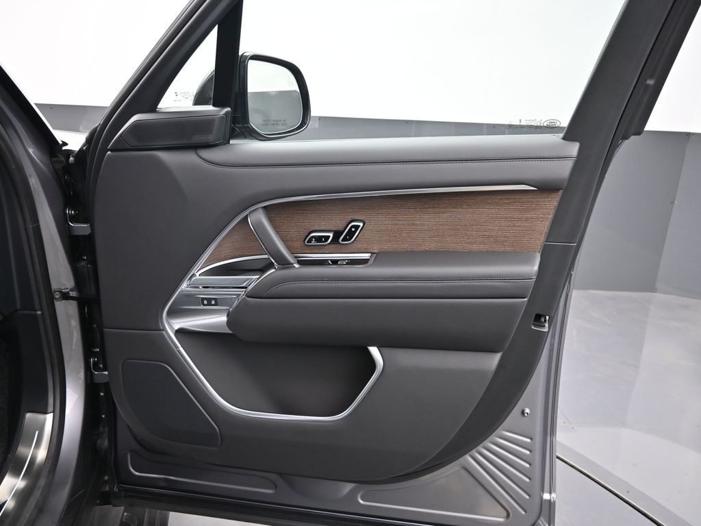 New 2025 Land Rover Range Rover SE SUV