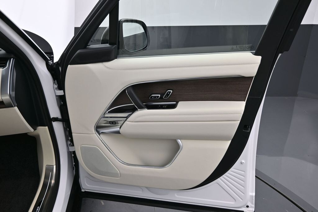 New 2026 Land Rover Range Rover SE SUV