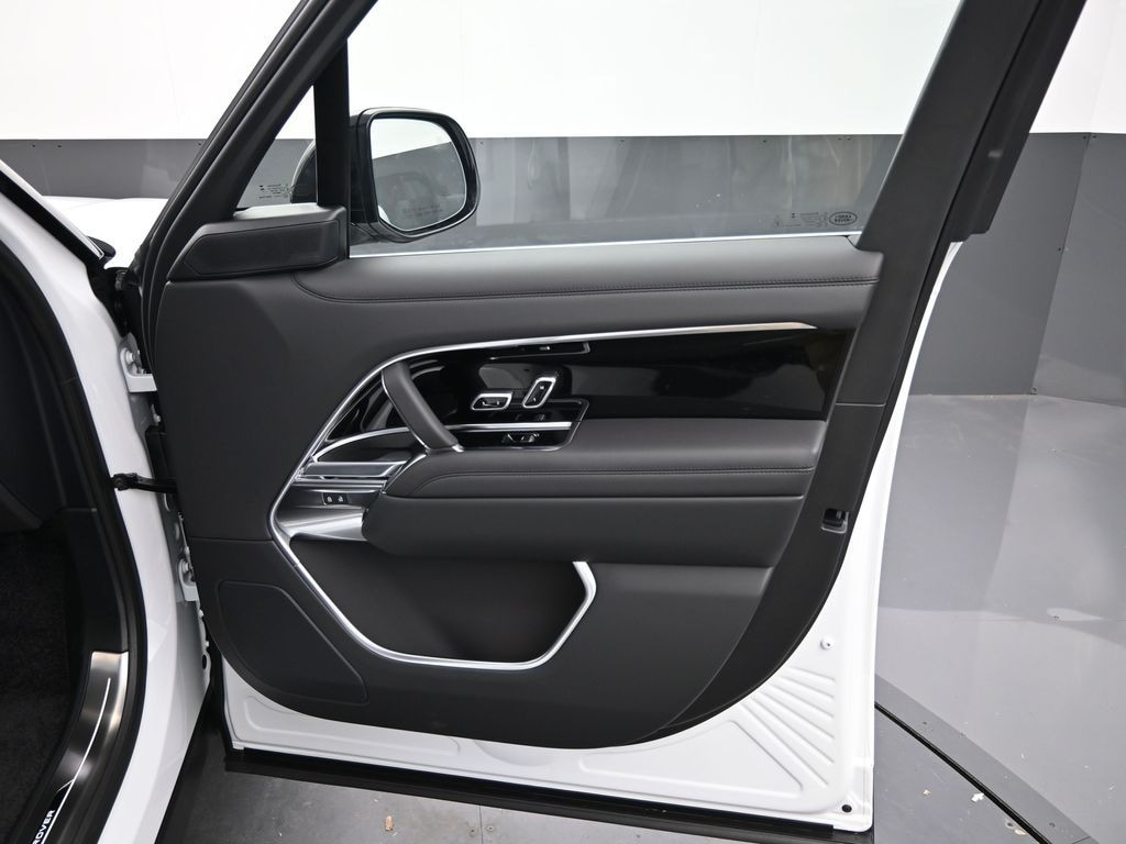 New 2025 Land Rover Range Rover SE SUV