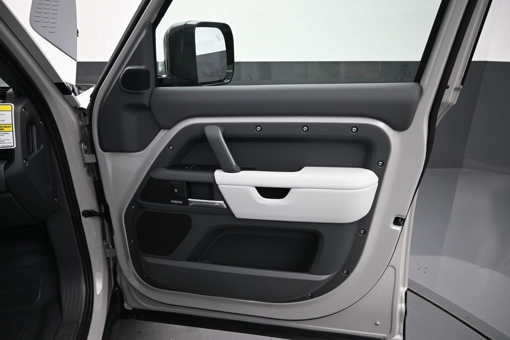 New 2026 Land Rover Defender 130 400PS X-Dynamic SE SUV