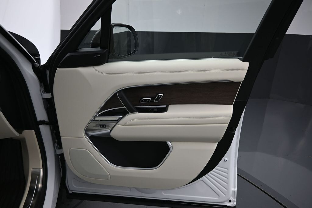 New 2026 Land Rover Range Rover SE SUV