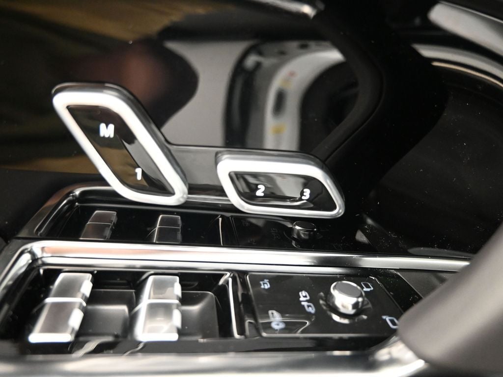 2025 Land Rover Range Rover SE - Photo 23