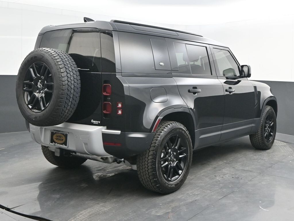 2024 Land Rover Defender 110 S photo 3