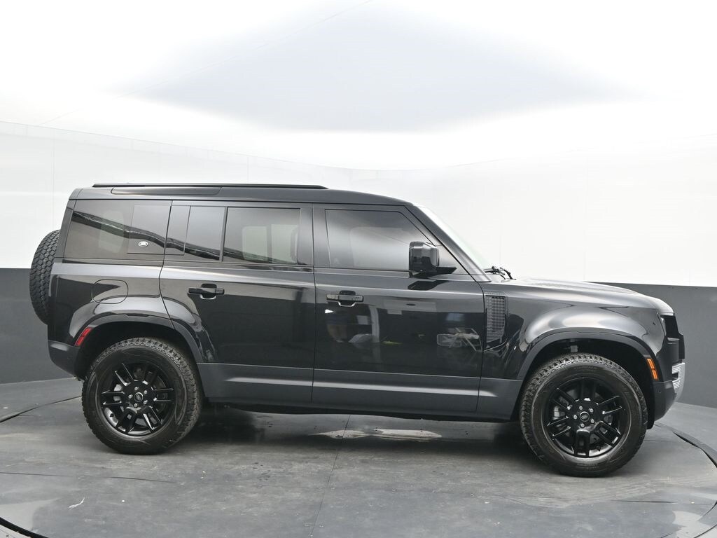 2024 Land Rover Defender 110 S photo 4