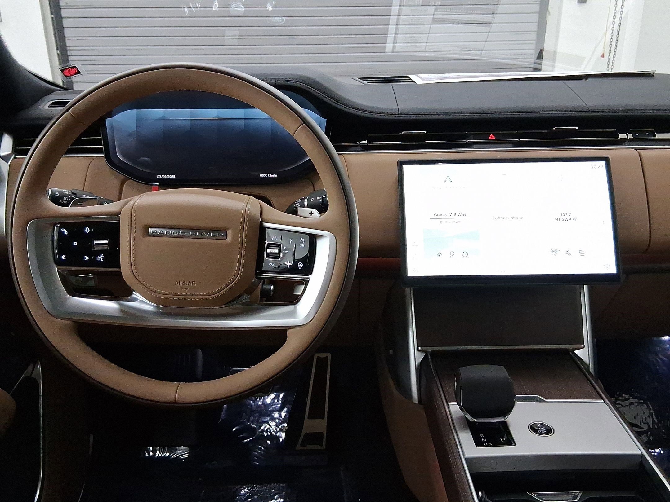 2025 Land Rover Range Rover SE photo 3