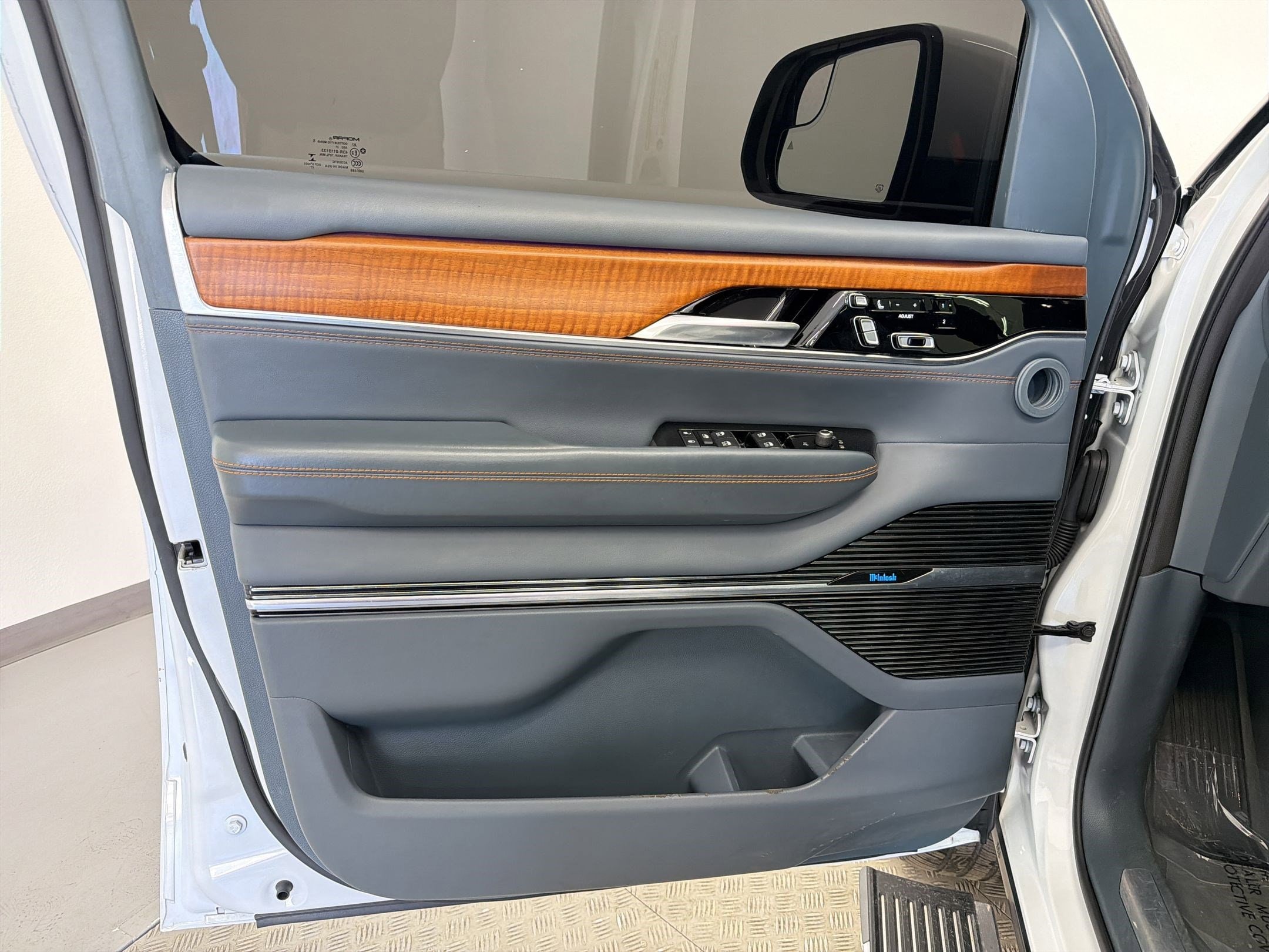 2022 Jeep Grand Wagoneer Series II - Photo 18