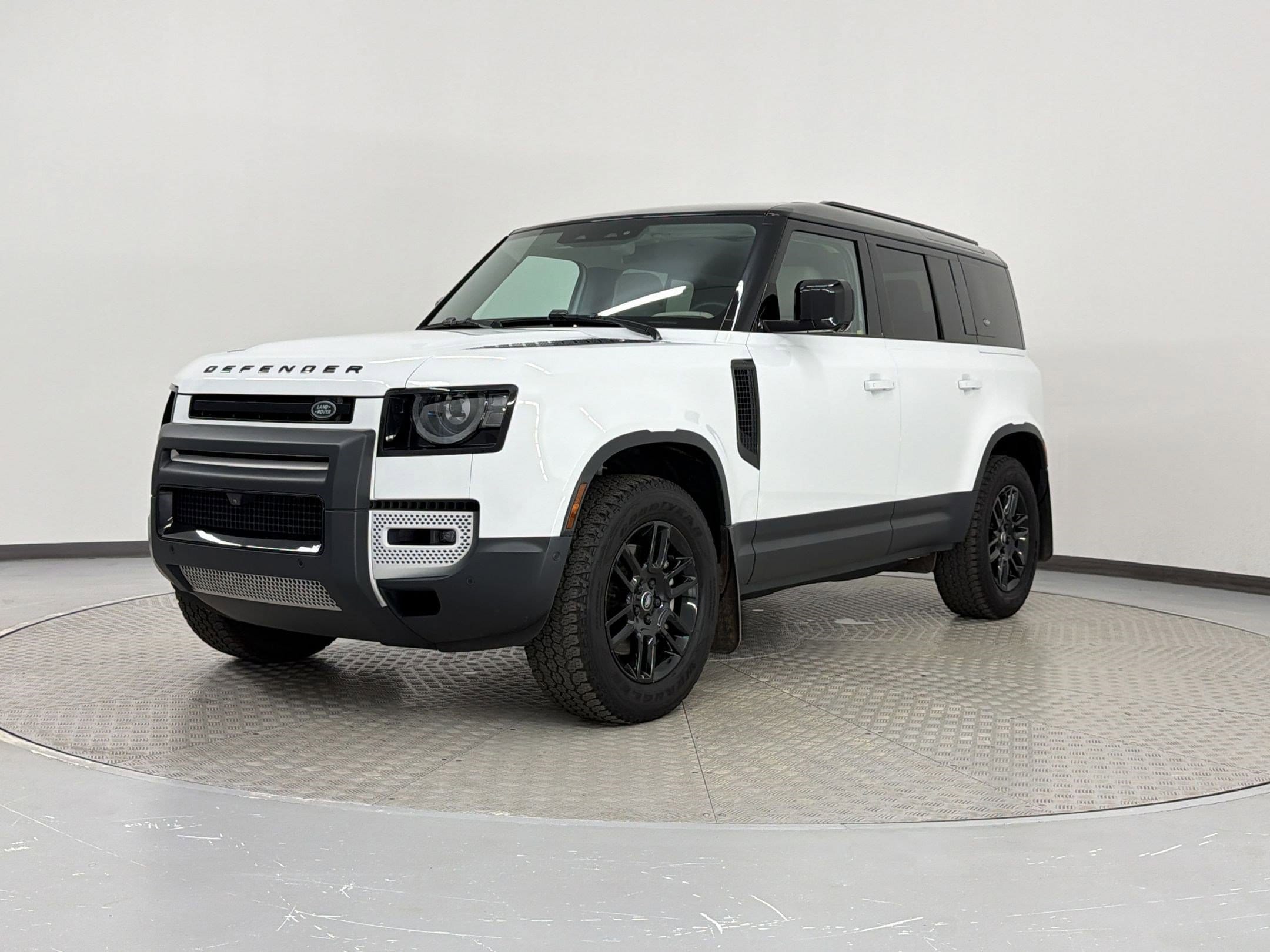 2024 Land Rover Defender 110 S P400's photo