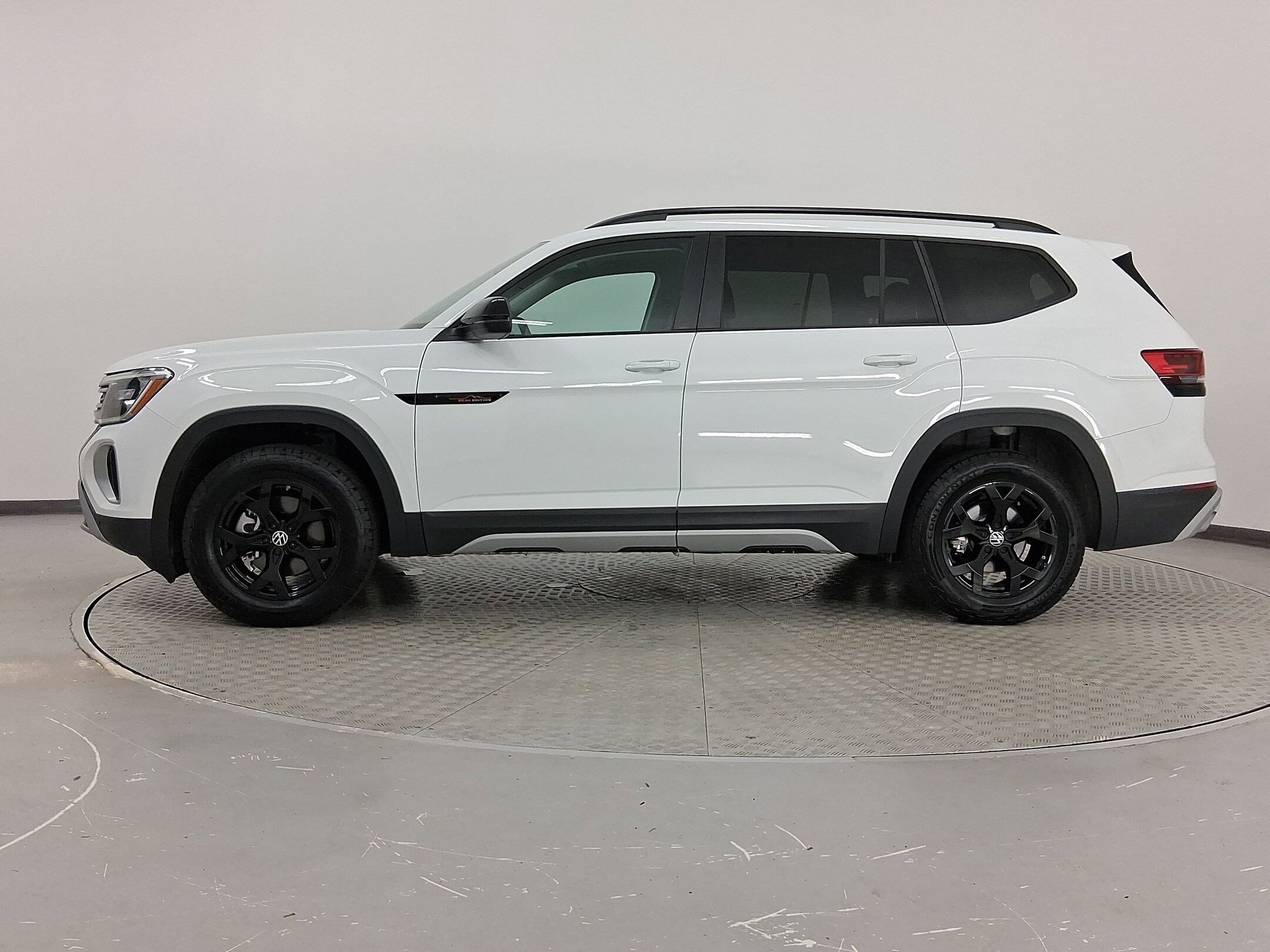 2025 Volkswagen Atlas Peak Edition SE photo 2