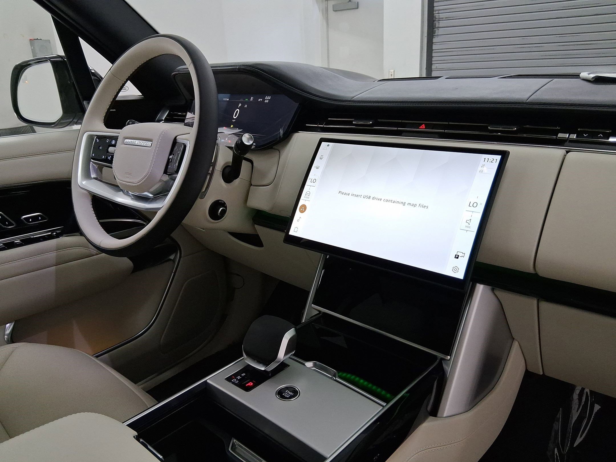 2025 Land Rover Range Rover SE photo 4