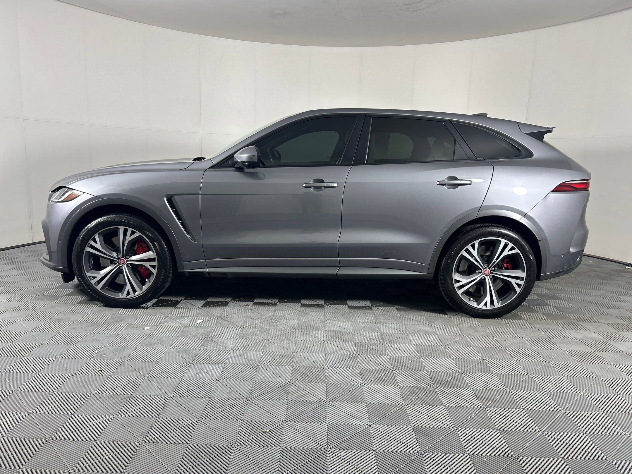 2023 Jaguar F-PACE SVR photo 2