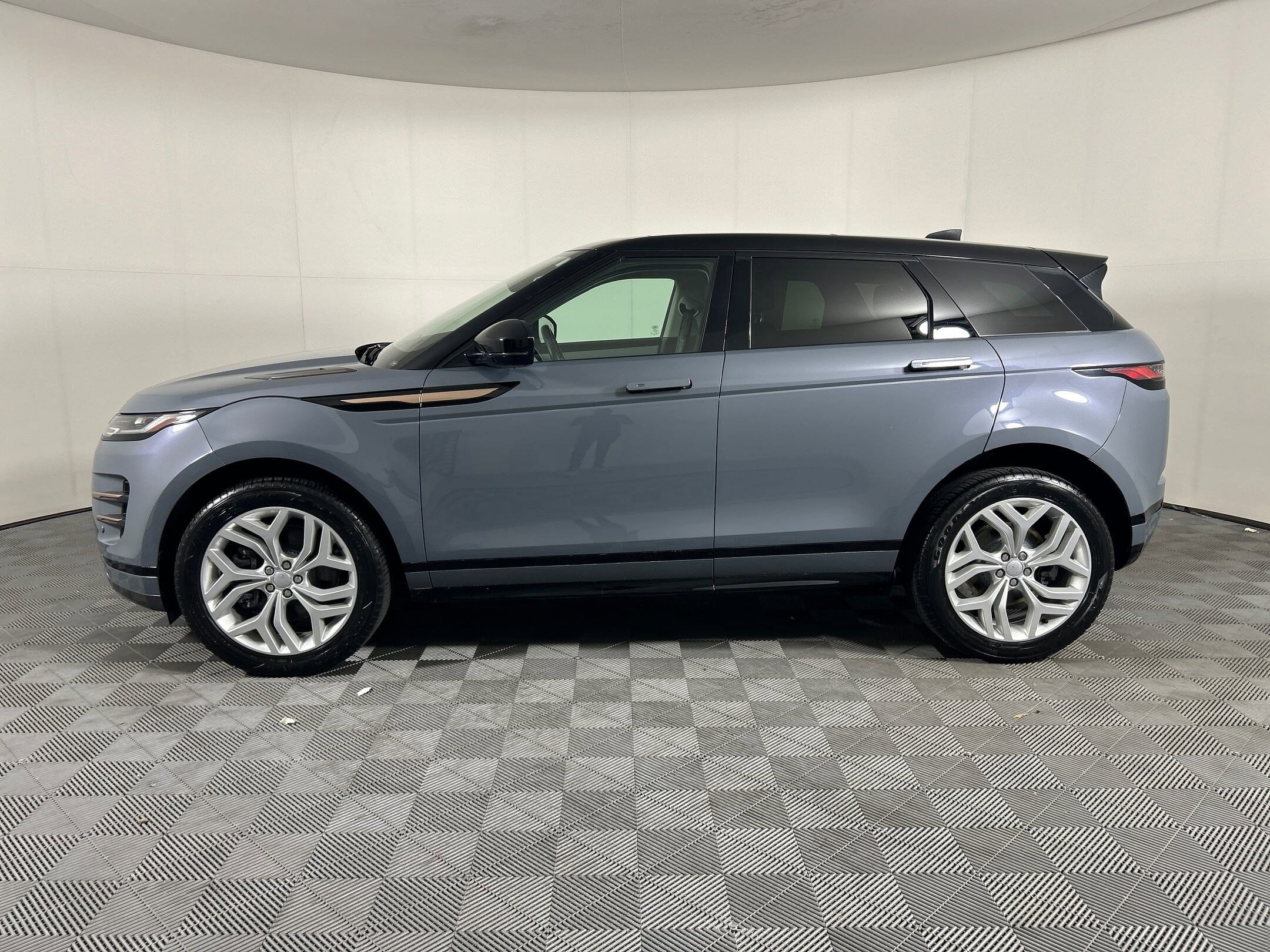 2023 Land Rover Range Rover Evoque R-Dynamic SE photo 2