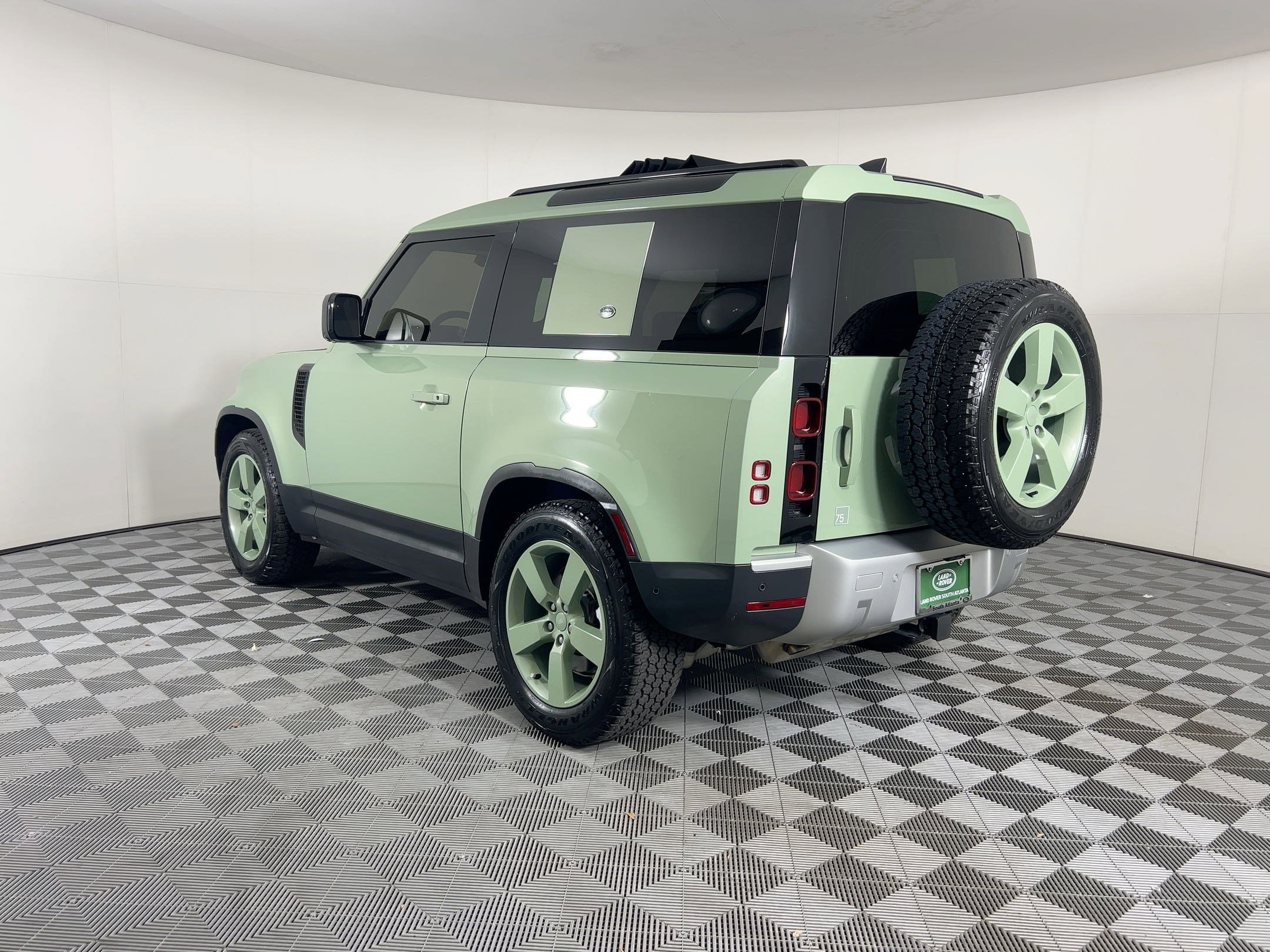 2023 Land Rover Defender photo 3