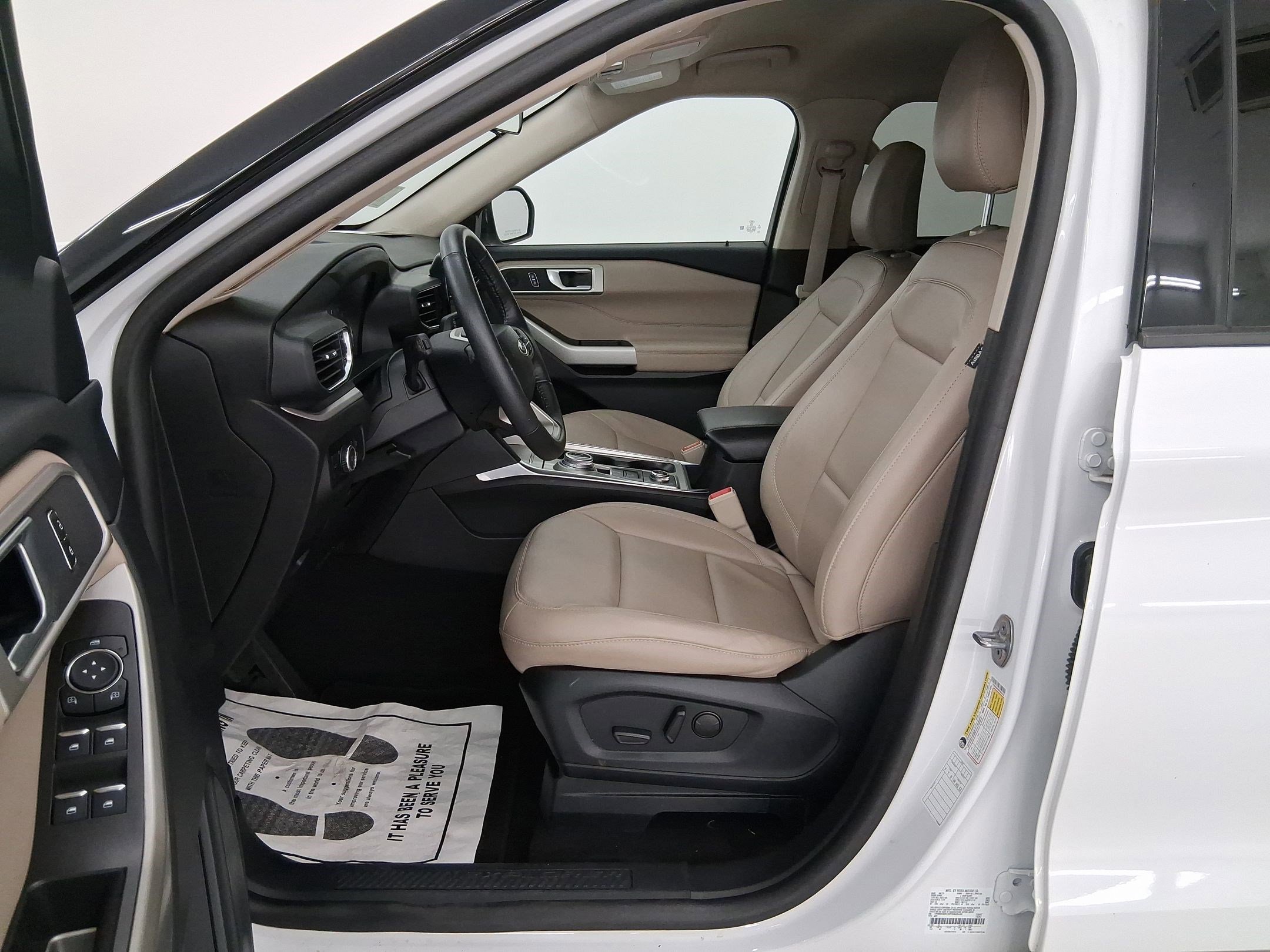 2023 Ford Explorer XLT photo 3