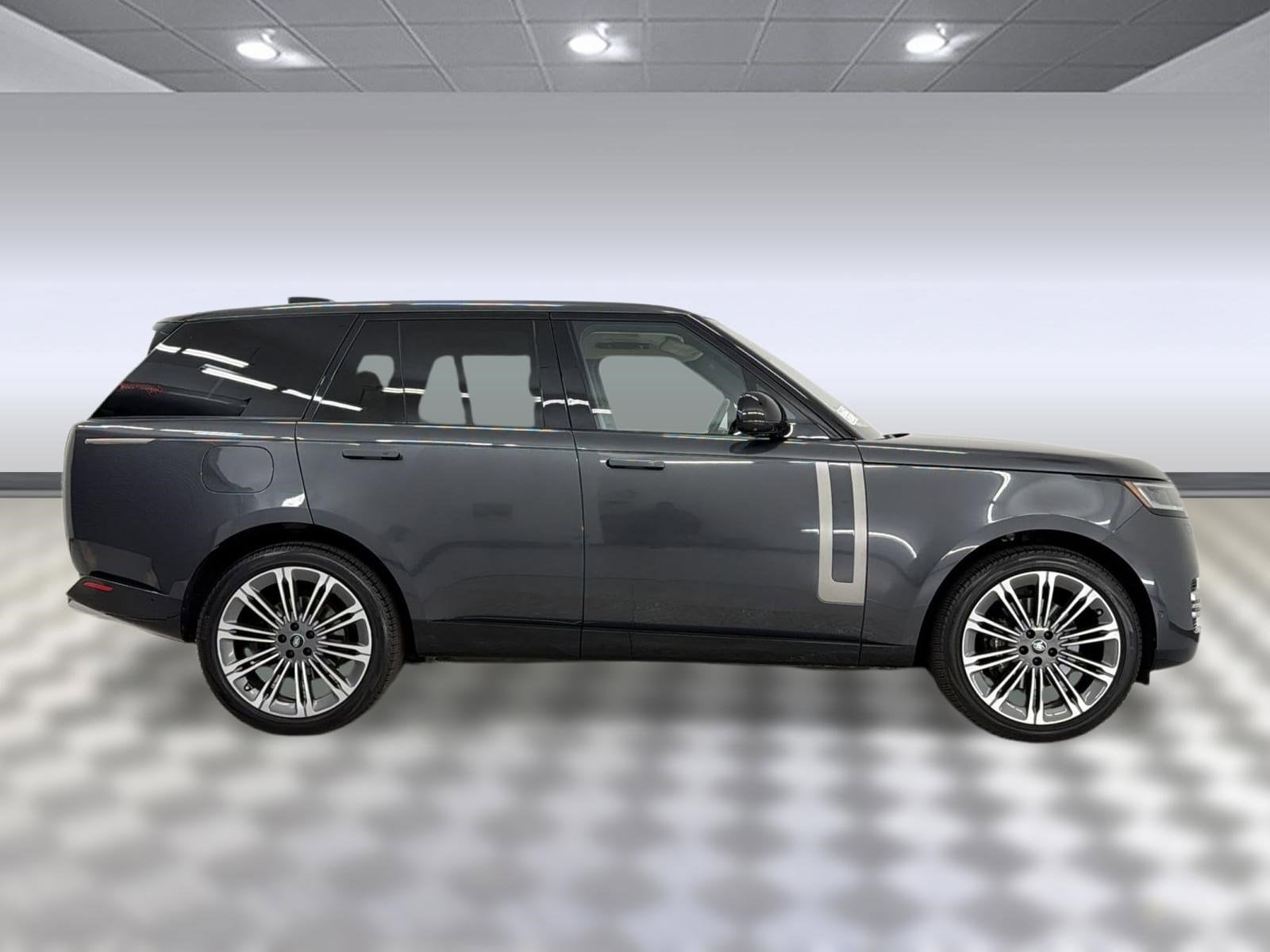 2023 Land Rover Range Rover P400 SE photo 3