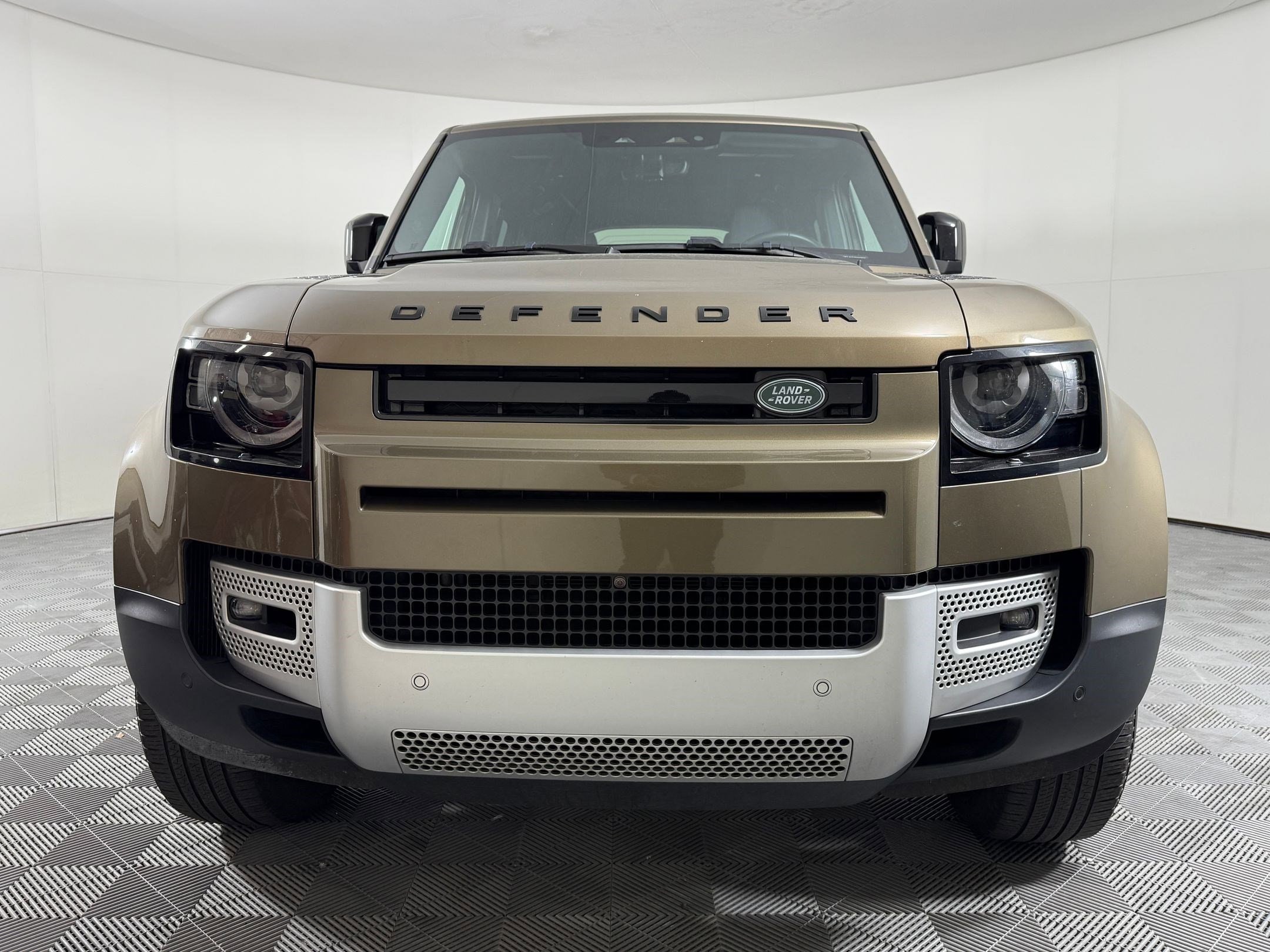 2025 Land Rover Defender 110 S photo 4