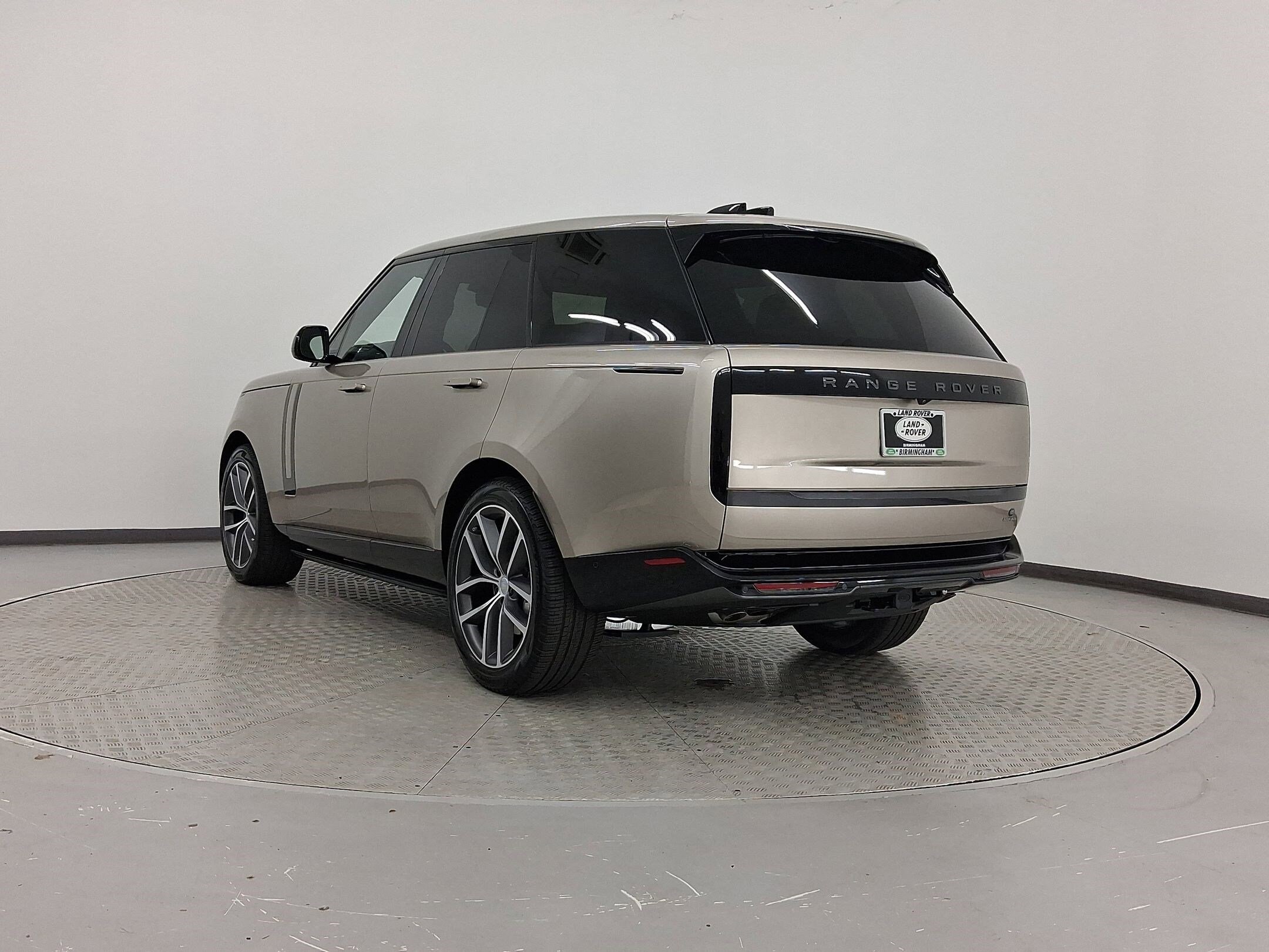 2025 Land Rover Range Rover SE photo 3