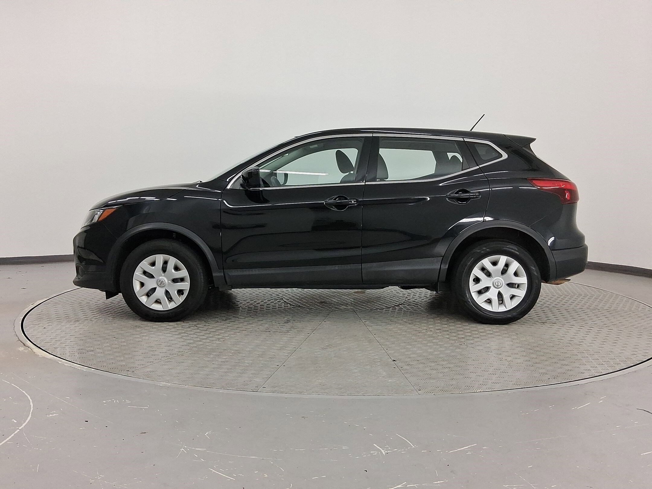2019 Nissan Rogue Sport S photo 2