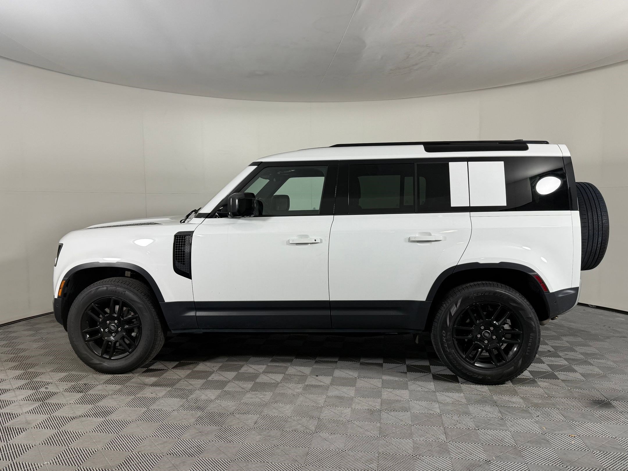 2025 Land Rover Defender 110 S photo 2