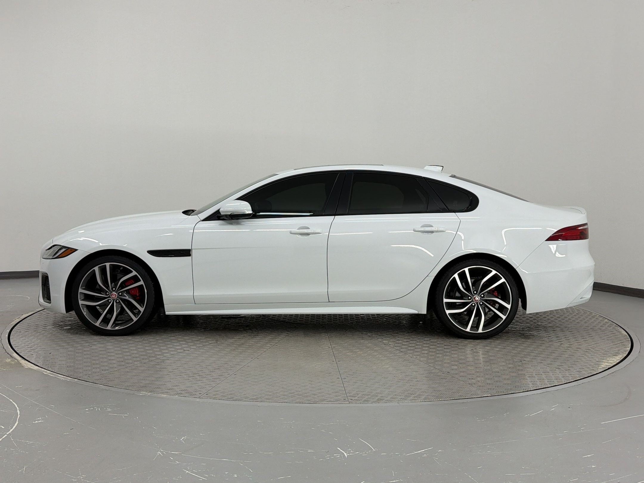 XF R-Dynamic SE Sedan