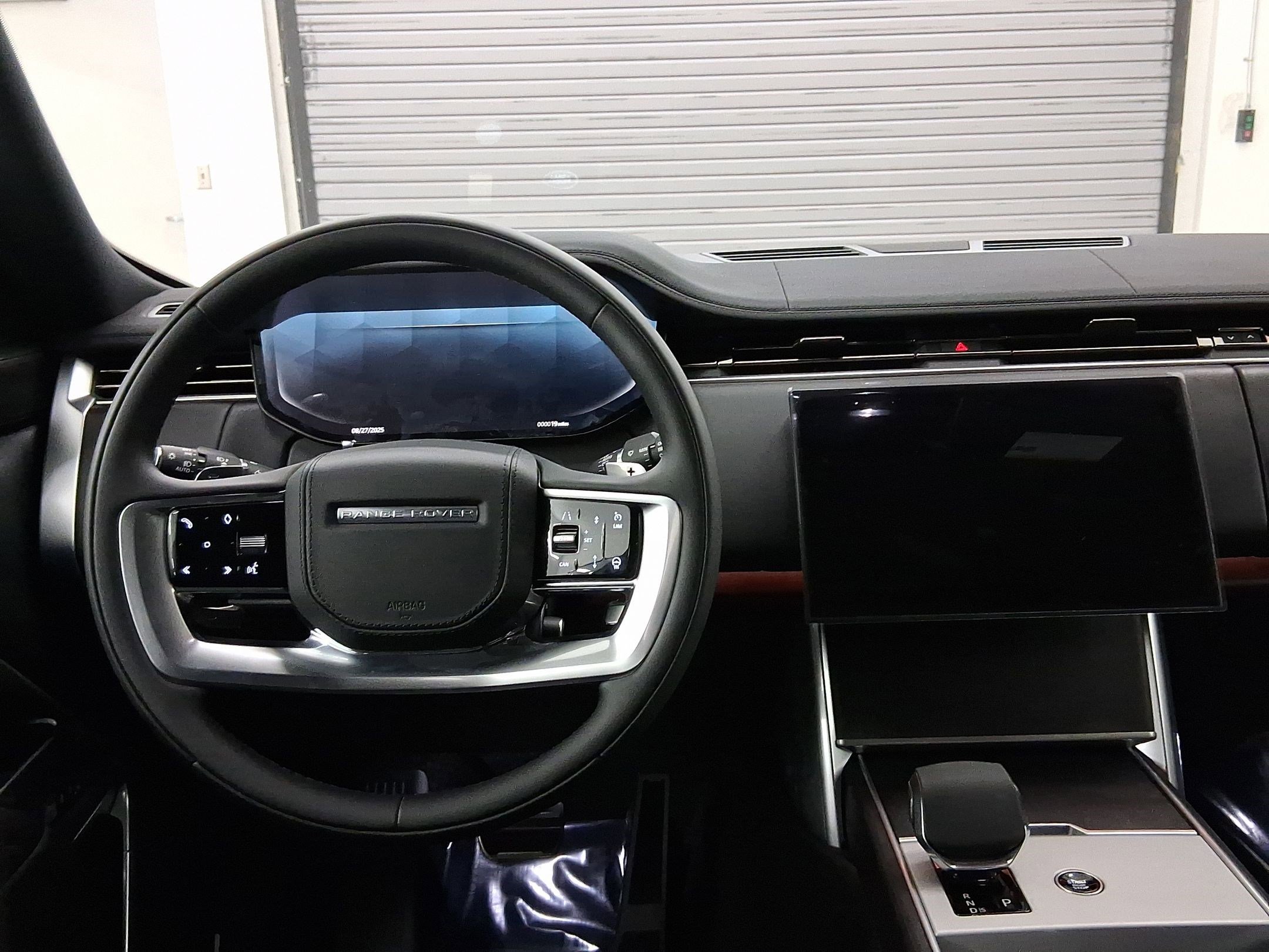 2025 Land Rover Range Rover SE photo 3