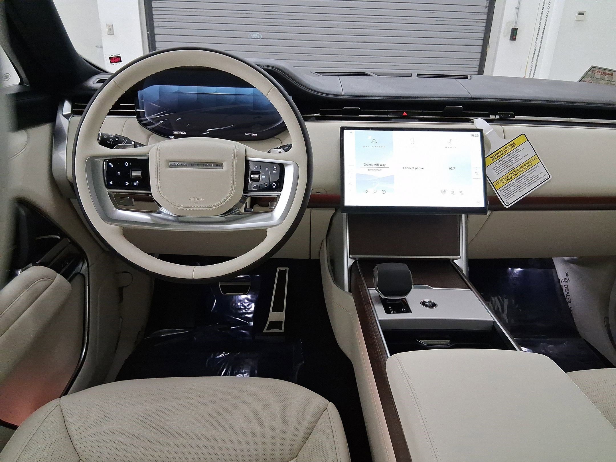 2025 Land Rover Range Rover SE photo 3