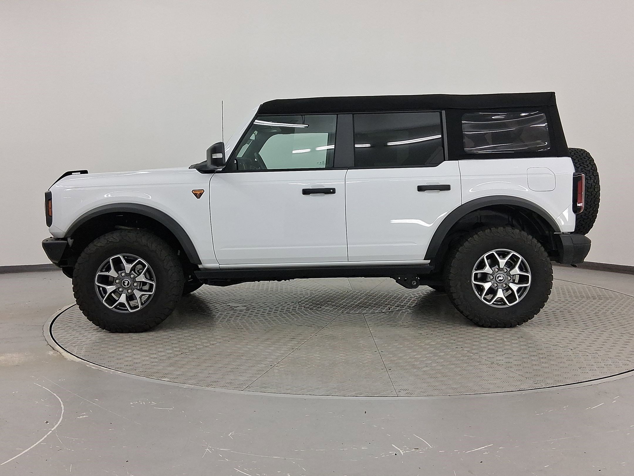 2024 Ford Bronco Badlands photo 2