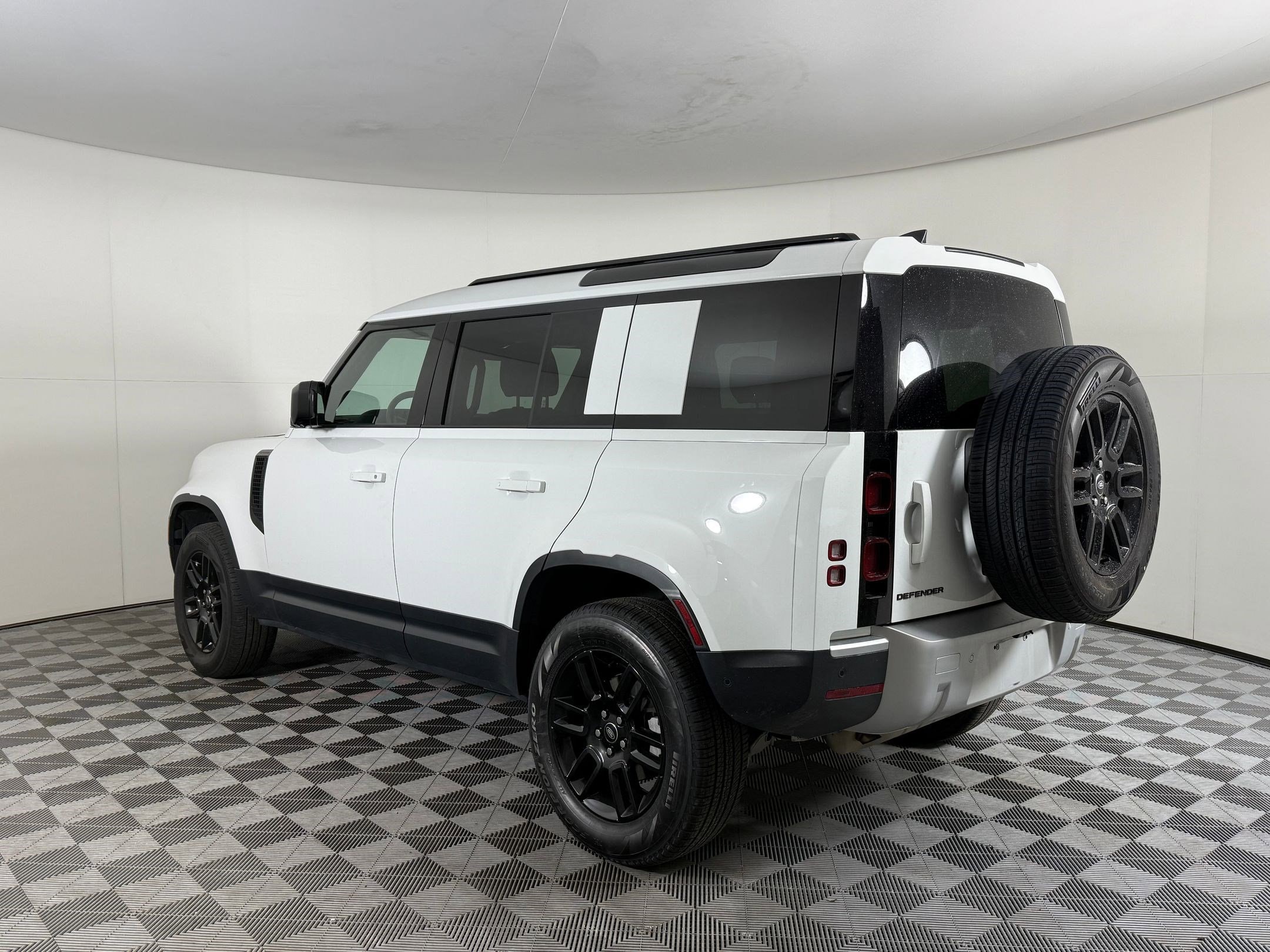 2025 Land Rover Defender 110 S photo 3