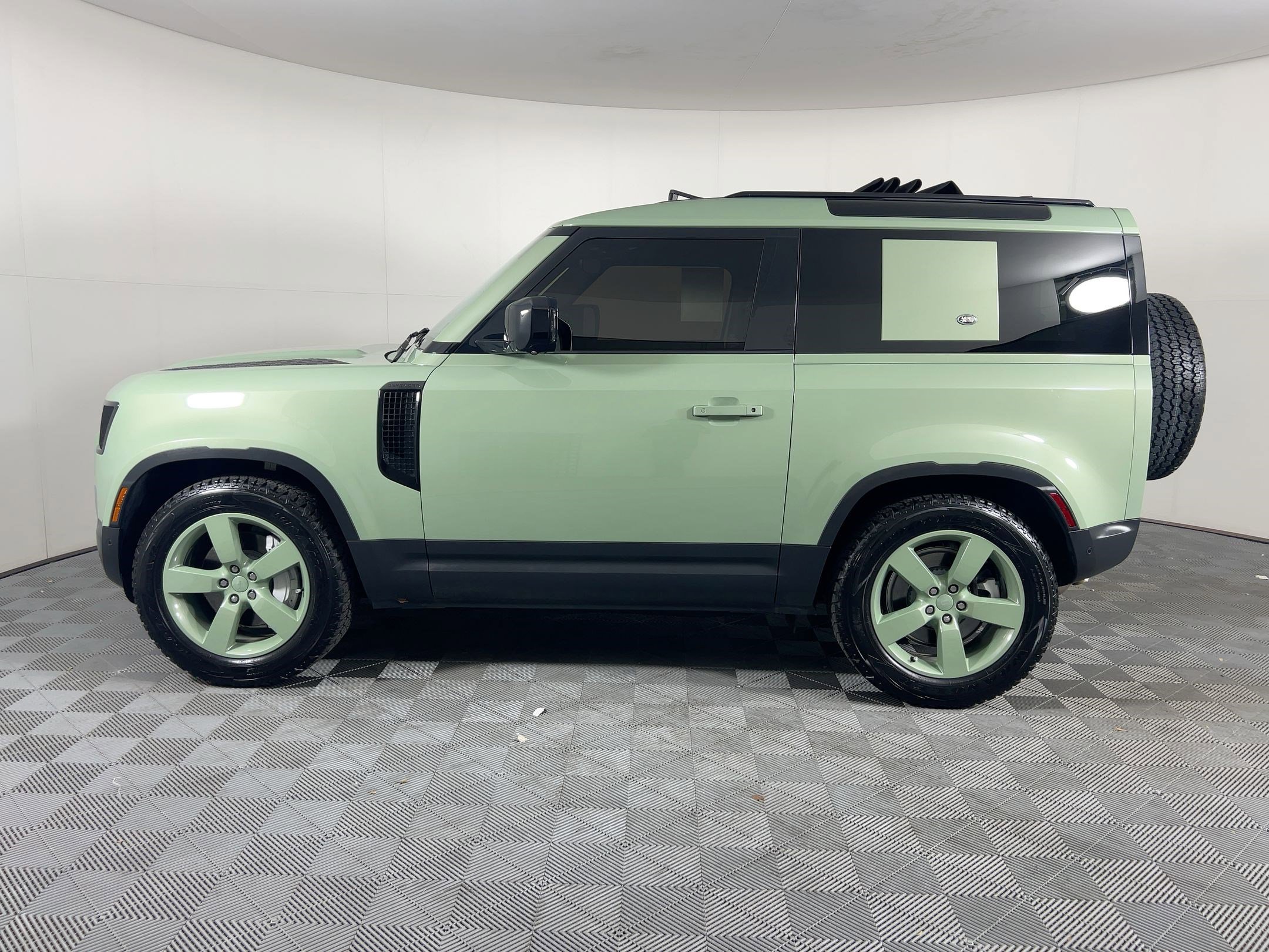 2023 Land Rover Defender photo 2