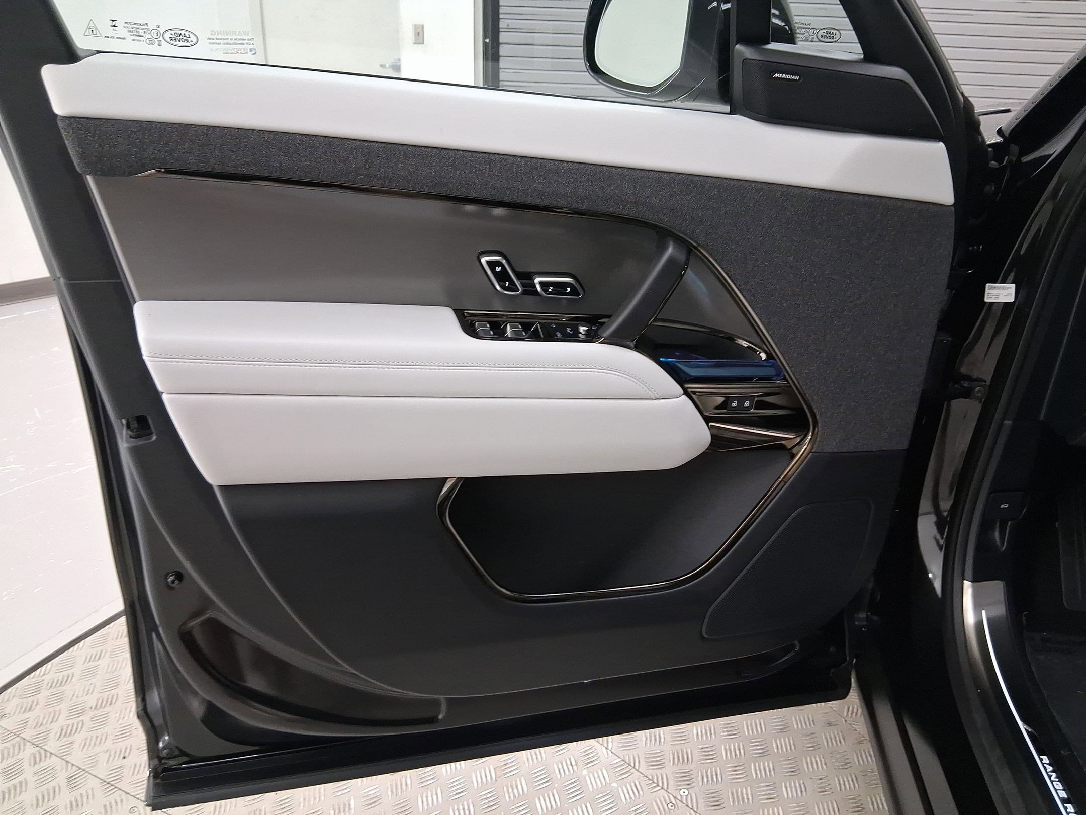 2026 Land Rover Range Rover Sport SE - Photo 12