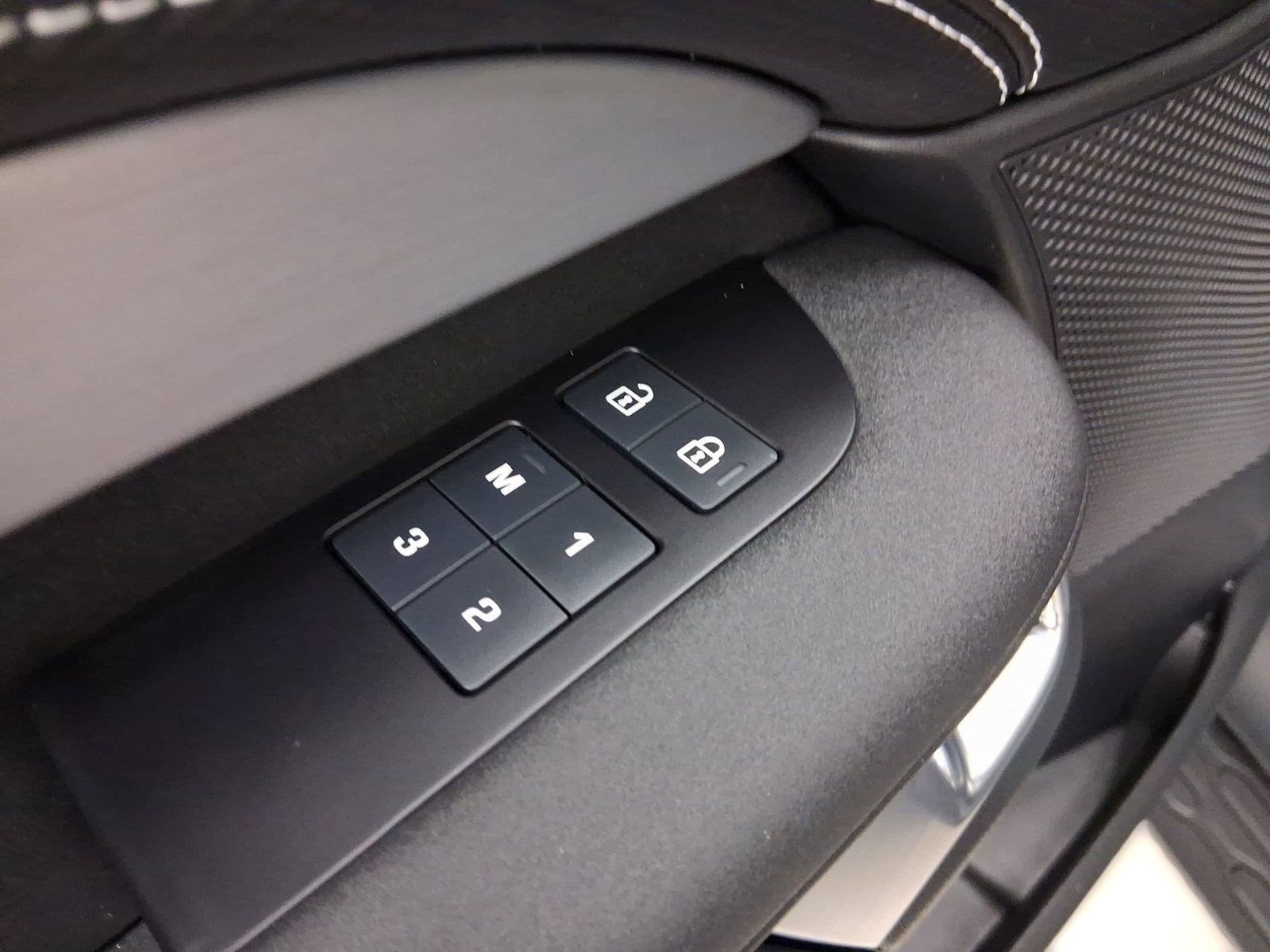 2026 Land Rover Discovery Gemini Edition - Photo 12