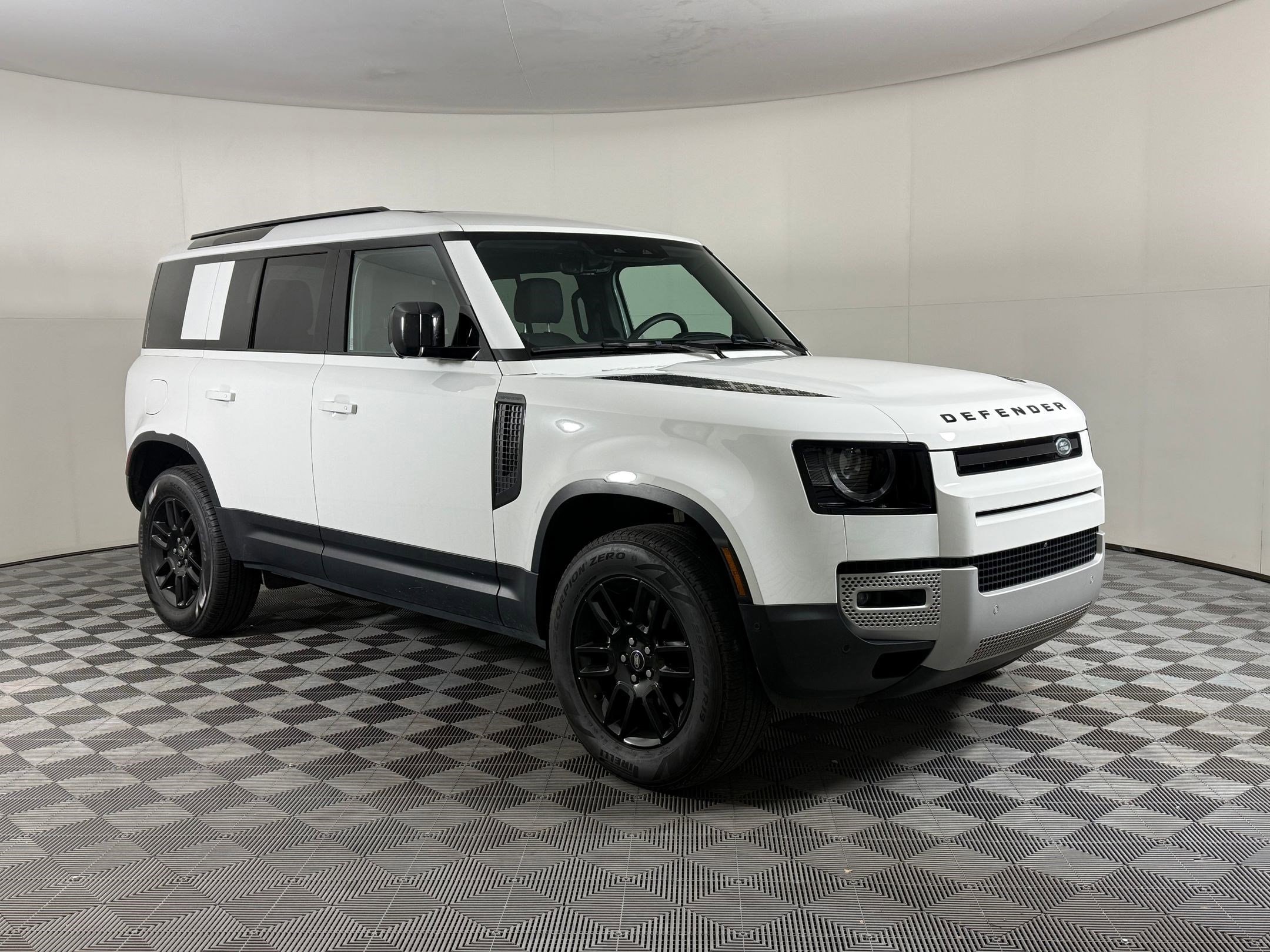 2025 Land Rover Defender 110 S photo 6