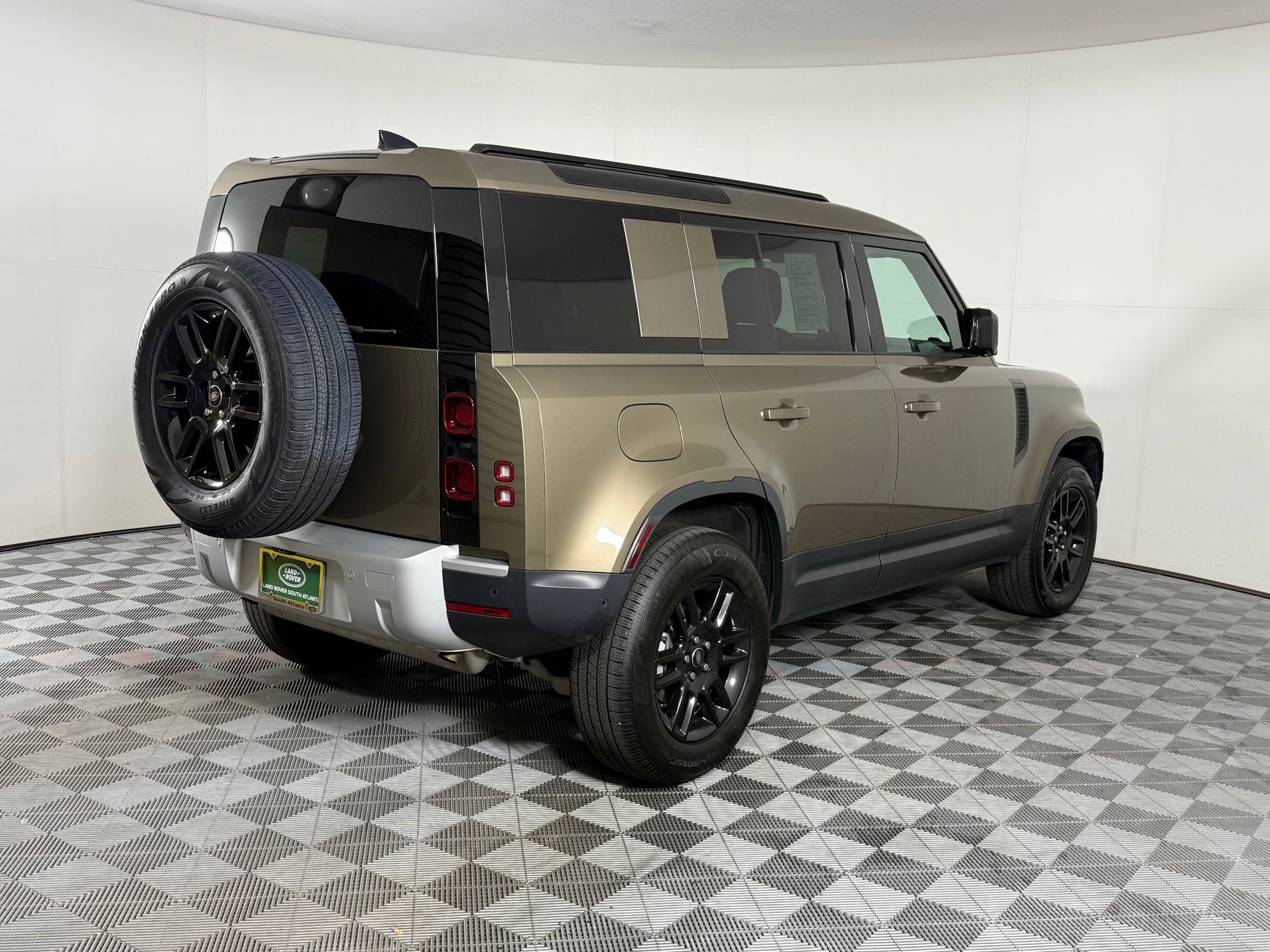 2025 Land Rover Defender 110 S photo 3