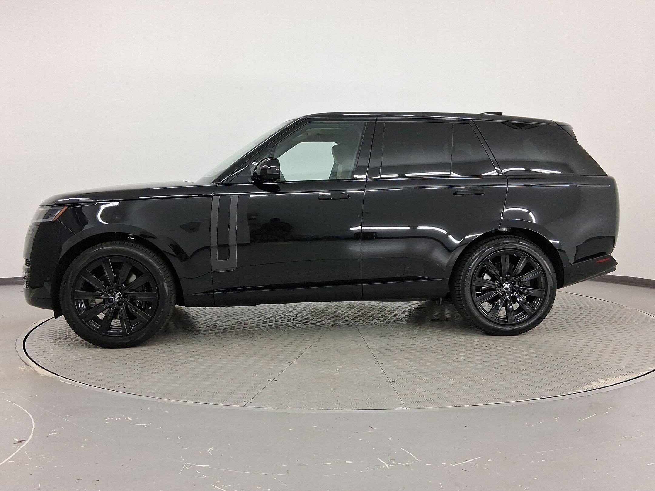 2025 Land Rover Range Rover SE photo 2