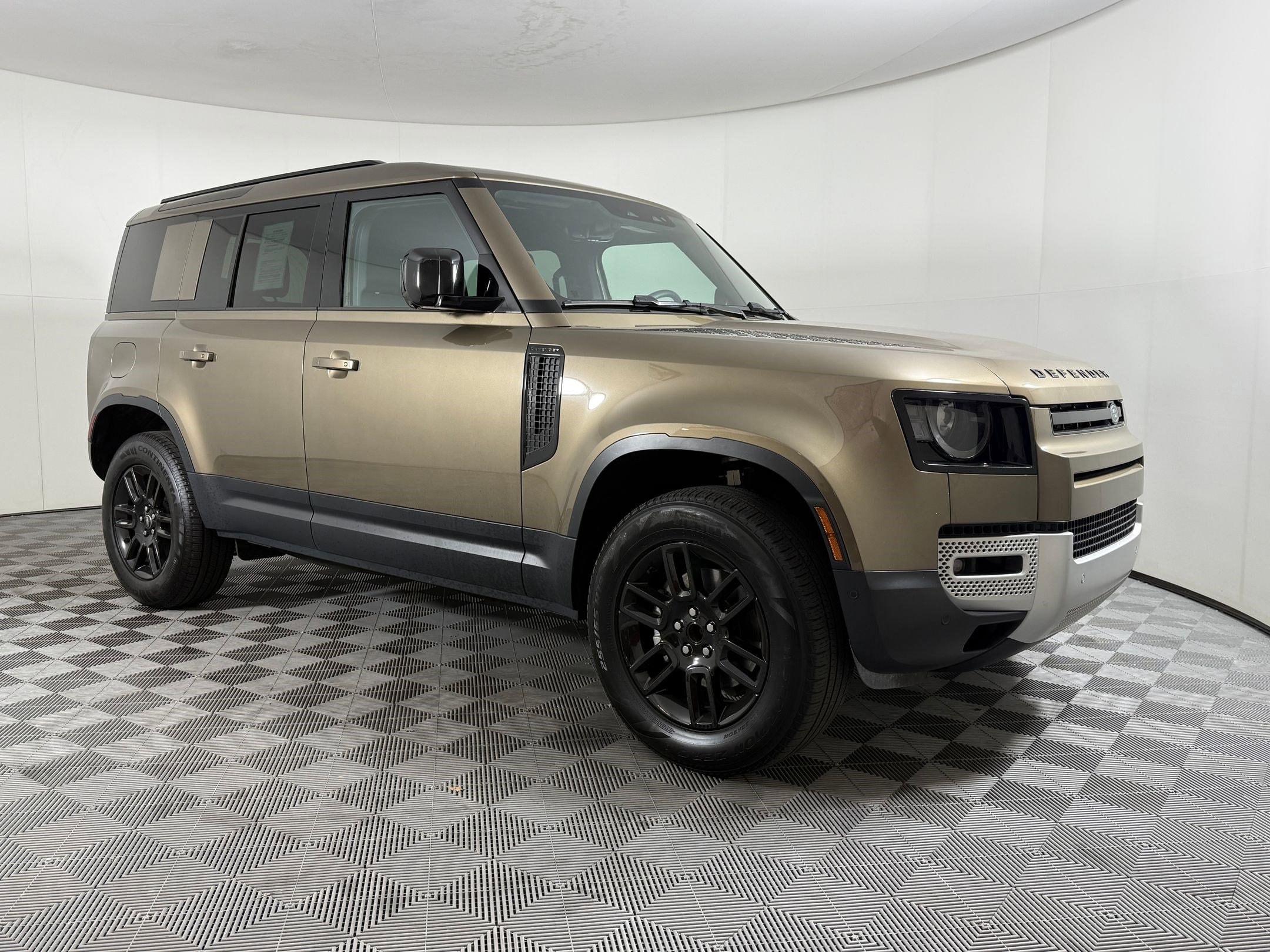 2025 Land Rover Defender 110 S photo 5
