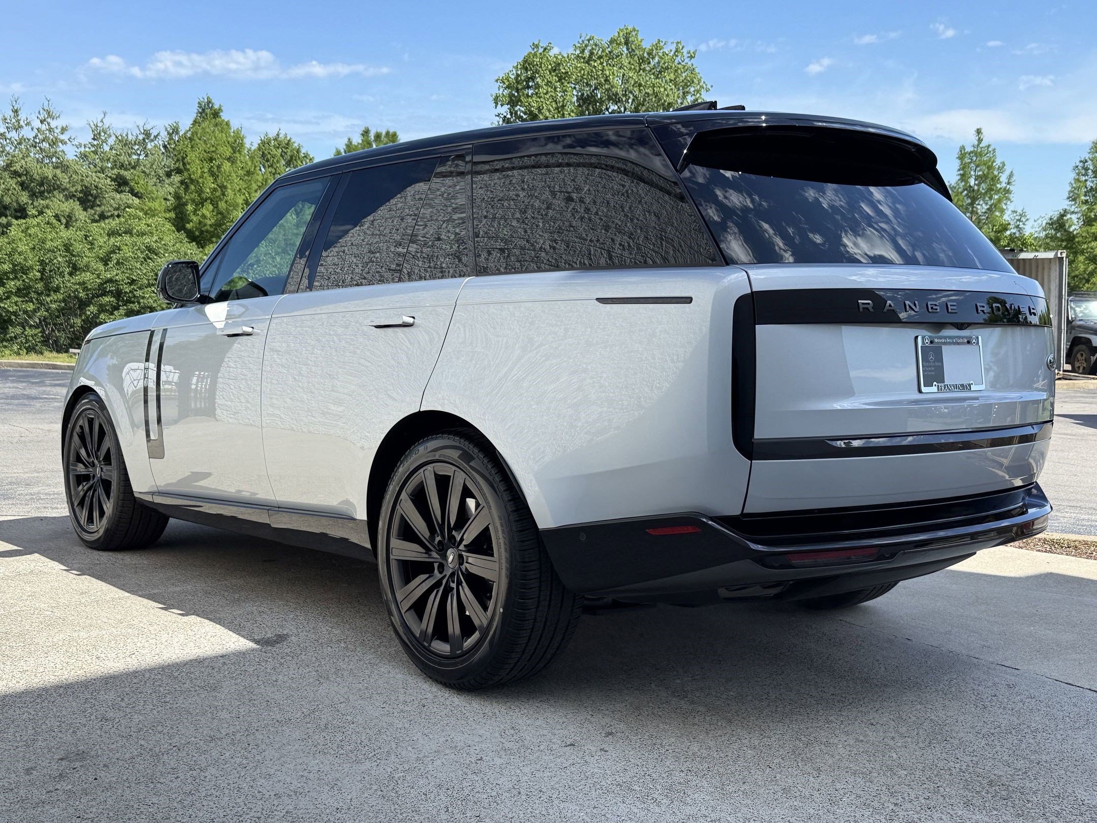 2023 Land Rover Range Rover SE photo 2