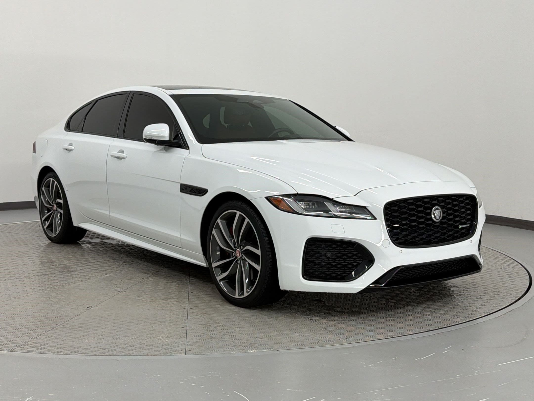 XF R-Dynamic SE Sedan