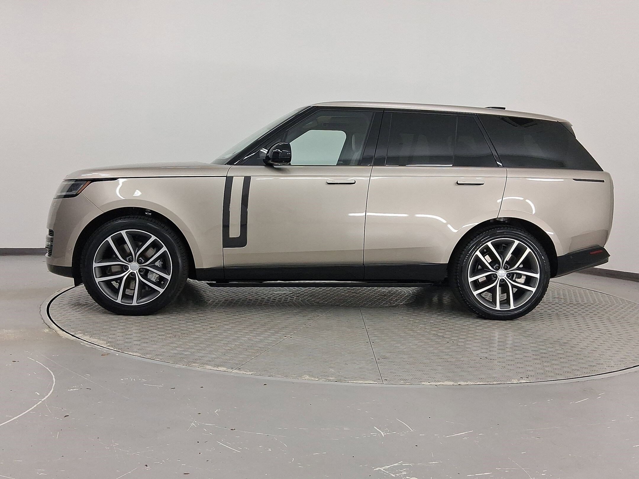 2025 Land Rover Range Rover SE photo 2